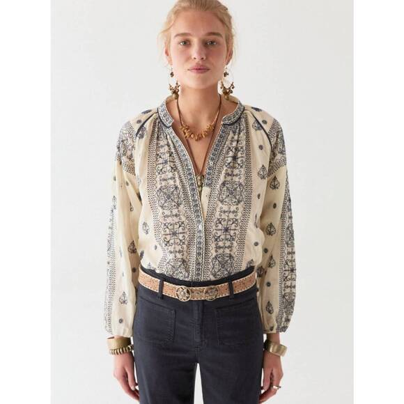 MAISON HOTEL Tops - NEW MAISON HOTEL stephanie blouse in off white